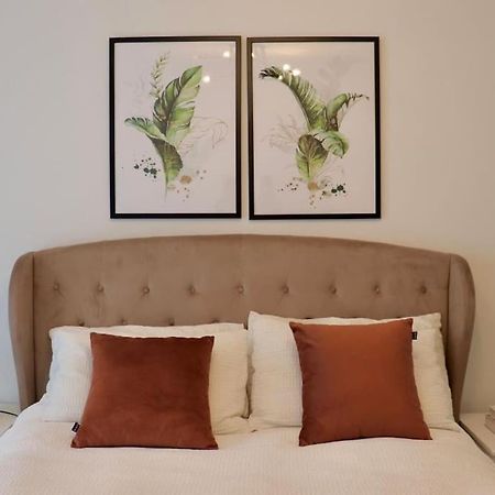 A Stylish Two Bedroom Modern Apartment With Parking باركنغ المظهر الخارجي الصورة