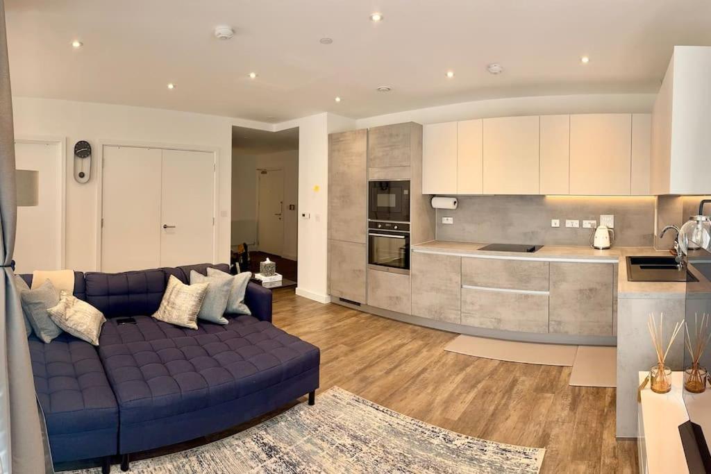 A Stylish Two Bedroom Modern Apartment With Parking باركنغ المظهر الخارجي الصورة
