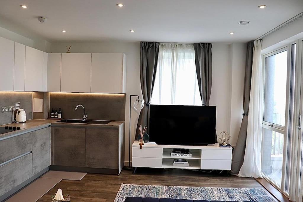A Stylish Two Bedroom Modern Apartment With Parking باركنغ المظهر الخارجي الصورة