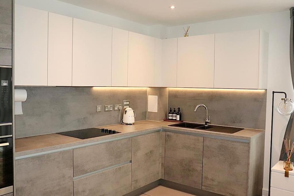 A Stylish Two Bedroom Modern Apartment With Parking باركنغ المظهر الخارجي الصورة