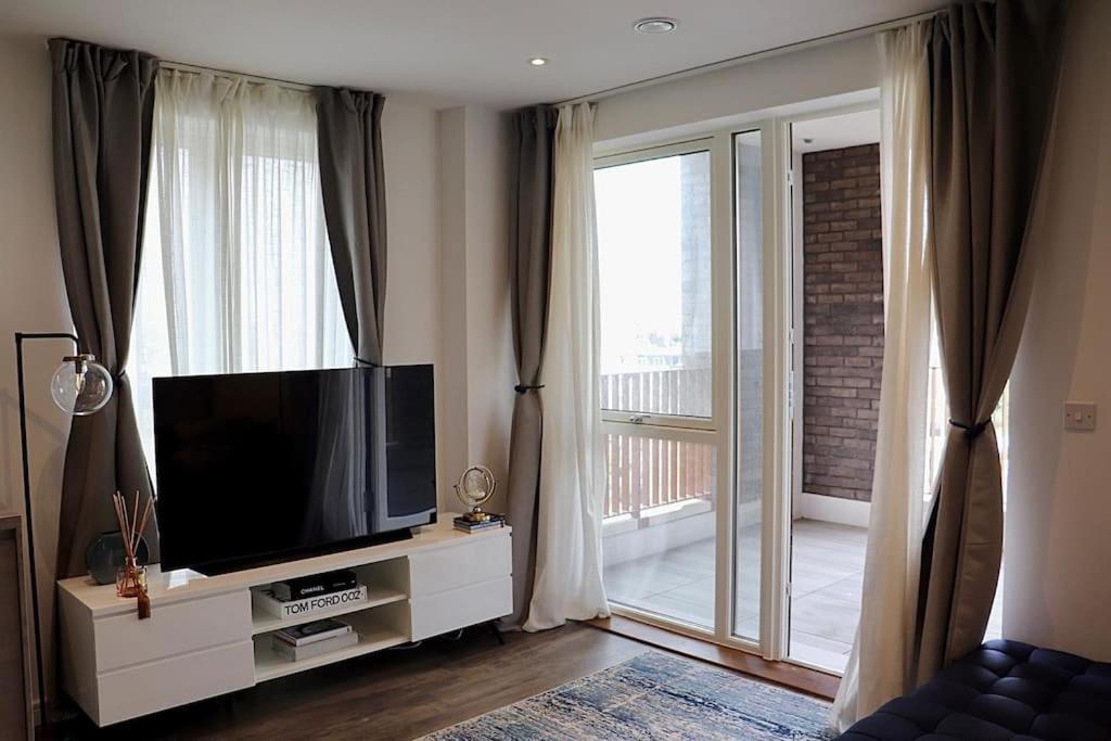 A Stylish Two Bedroom Modern Apartment With Parking باركنغ المظهر الخارجي الصورة