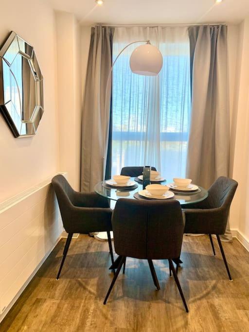 A Stylish Two Bedroom Modern Apartment With Parking باركنغ المظهر الخارجي الصورة