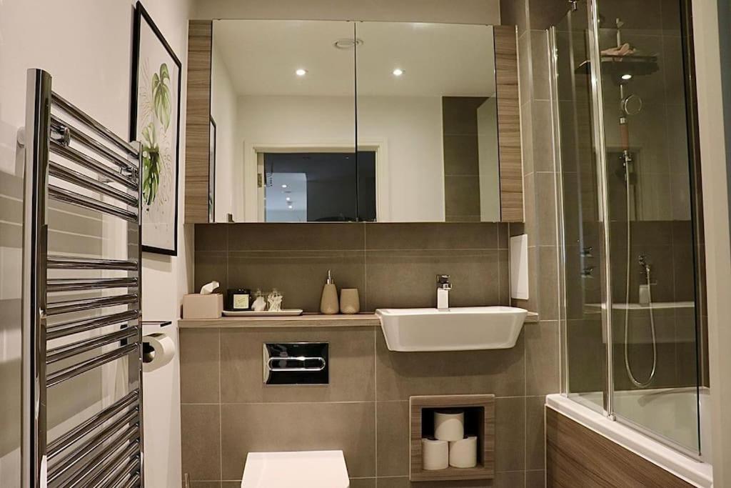 A Stylish Two Bedroom Modern Apartment With Parking باركنغ المظهر الخارجي الصورة